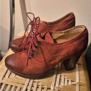 Elegant Lace-Up Heeled Boots in Warm Brown